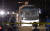 이집트의 대표적 관광명소 &#39;기자 피라미드&#39; 인근 알하람 지역에서 28일(현지시간) 사제폭탄 폭발이 일어난 직후 경찰이 출동, 처참하게 파괴된 관광버스 주변을 차단한 채 수사를 벌이고 있다. [카이로 AFP=연합뉴스]