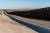  23 일 산타 테레사 인근의 뉴 멕시코 고속도로 9 번 국경 근처에 끝없이 펼쳐진 국경 장벽이이 이어지고 있다. [AFP=연합뉴스]