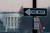 27일 워싱턴 DC 백악관 앞 거리에 일방통행 표지판이 서있다. EPA/ERIK S. LESSER