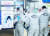 서울 강북삼성병원에서 31일 오후 신경정신과 진료 상담을 받던 환자가 의사를 흉기로 찔러 숨지게 한 사건이 벌어졌다. 이날 경찰 과학수사대 대원들이 사건 현장으로 들어가고 있다. [연합뉴스]