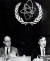 1989년 국제원자력기구(IAEA) 총회 의장에 당선한 직후 한스 블릭스 사무총장(왼쪽)과 나란히 자리한 정근모 박사.[사진 정근모]] 