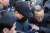 병원에서 진료를 받던 중 의사를 살해한 혐의(살인)를 받는 박 모 씨가 2일 오후 구속 전 피의자 심문(영장실질심사)을 받기 위해 서울 종로경찰서를 나서 서울중앙지법으로 향하고 있다. [연합뉴스]