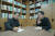 스탠포드대와 공동으로 JTBC 케이스스터디를 진행한 이무원 연세대 경영대 석학교수(왼쪽). 이와 별도로 김필규 JTBC 주말뉴스룸 앵커와 함께 JTBC 뉴스룸을 분석해 폴인의 스토리북으로 발행했다. 사진 김대원 폴인 에디터