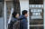 ‘임대문의’ 안내문이 붙은 서울 시내의 한 빌딩. 자영업 경영환경이 악화하면서 문 닫는 곳이 늘고 있다. [연합뉴스]