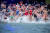 독일 부트야딩엔 시민들이 새해맞이 겨울 수영대회에 참가해 북해에 뛰어들고 있다. [AFP=연합뉴스]