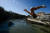 이탈리아 로마 도심을 흐르는 테베레강은 새해맞이 수영의 멋진 무대다. 마르코 포이스가 다리 위에서 멋진 다이빙으로 강물에 뛰어들고 있다. [AFP=연합뉴스]