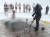 눈보라가 몰아치는 극한의 날씨에 한 여성이 캐나다 프린스 에드워드 섬의 얼어 붙은 항구에서 코를 잡고 입수 준비를 하고 있다. [AP=연합뉴스]