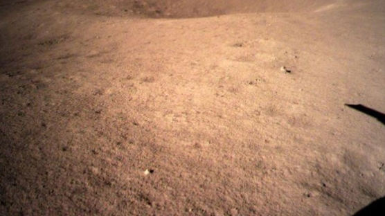 이게 '달의 뒤태'···中 창어 4호, 인류 첫 착륙사진 공개