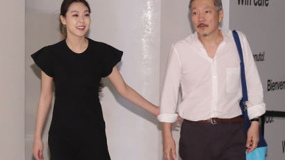 김민희, 홍상수에 "자기야"…강남 식당서 공개데이트