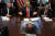 2일 백악관 각료회의에서 도널드 트럼프 미국 대통령 앞에 &#34;제재가 오고 있다&#34;고 쓰여진 포스터가 놓였다. 이 포스터는 미국 인기드라마 &#39;왕좌의 게임&#39;을 패러디한 것이다. [AP=연합뉴스]