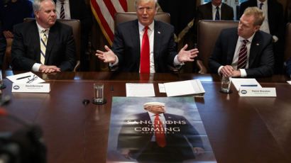 트럼프, “제재가 오고 있다” 포스터로 대북 메시지 알렸다