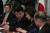 나경원 자유한국당 원내대표가 3일 국회에서 열린 비상대책회의에 참석해 정용기 정책위의장과 이야기하고 있다. 오종택 기자