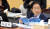주광덕 자유한국당 의원이 지난 10월 광주지방법원 6층 대회의실에서 열린 국회 법제사법위원회 법원 국정감사에서 자료를 요청하고 있다.[뉴스1]