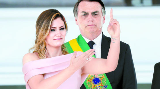 [사진] 브라질 대통령 취임식서 수화하는 여사