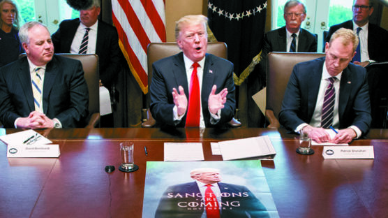 트럼프 “김정은의 멋진 편지 받았다”…그 앞엔 제재 포스터