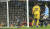리버풀의 피르미누(빨강 유니폼)가 몸을 던진 헤딩 슈팅으로 동점골을 뽑아내고 있다. [AP=연합뉴스]
