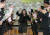 4일 오전 세종시 양지고등학교에서 열린 졸업식에서 졸업생들이 후배들의 환송을 받으며 행사장을 나서고 있다. [연합뉴스]