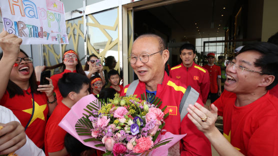 [서소문사진관]박항서, 베트남 교민들의 생일 축하받으며 UAE 아부다비 도착