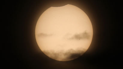 [서소문사진관] 달이 태양을 가린다. 휴일 오전의 우주쇼 