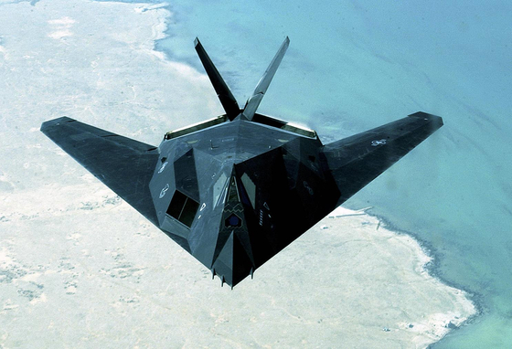 최초의 스텔스 전투기인 F-117 나이트호크. 모양 때문에 &#39;하늘을 나는 다리미&#39;라는 별명이 붙었다. [사진 미 공군]