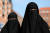 무슬림 여성들이 얼굴을 숨기기 위해 니캅을 착용하고 있는 모습. [로이터=연합뉴스]