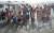 ‘제32회 해운대 북극곰축제’ 참가자들이 차가운 바닷물 속에서 환호하고 있다. 송봉근 기자