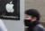 3일(현지시각) 뉴욕증시에서 애플의 주가가 전일보다 9.96% 급락했다. 15년 만에 처음으로 애플이 매출 전망을 하향했기 때문이다.[뉴스1]