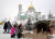 6일(현시시간) 러시아 모스크바 시민들이 정교회 예배당을 찾아 성탄 트리와 말구유 등의 장식물을 보며 성탄분위기를 즐기고 있다. [EPA=연합뉴스] 