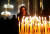 6일(현시시간) 성탄전야 러시아 상트페테르부르크그 카잔 성당에서 한 여성이 기도를 올리고 있다. [로이터=연합뉴스]
