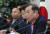 김병준 자유한국당 비대위원장(오른쪽)이 7일 국회에서 열린 비상대책회의에 참석해 발언하고 있다. 오종택 기자