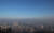 지난달 17일 오전 서울 남산에서 바라본 서울 도심에 미세먼지가 가득하다. 두터운 미세먼지층 위에 파란 하늘도 보인다. [연합뉴스]