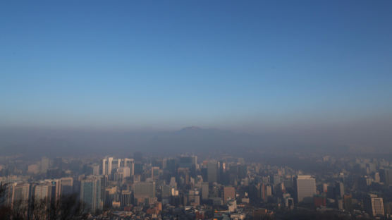 서울 미세먼지 오염 양극화…파란 하늘과 짙은 스모그가 공존