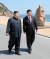 김정은 북한 국무위원장이 지난해 5월 중국 다롄을 찾아 시진핑 국가주석과 회담한 뒤 해변을 산책하고 있다. 당시는 도널드 트럼프 미 대통령과의 북미 정상회담을 코앞에 둔 시점이었다. [중앙포토]