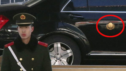 [서소문사진관]뒷문에 선명한 국무위원장 문양, 김정은 베이징 도착