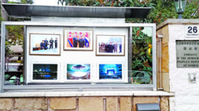 [사진] 조성길 잠적한 대사관에 붙은 사진