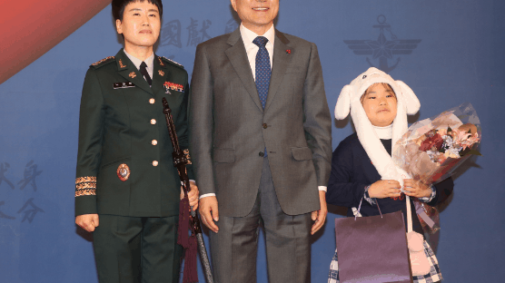[서소문사진관]토끼모자 쓰고 문재인 대통령 만난 장군의 딸