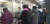 국민은행 서울 상도동지점에서 8일 오전 시민들이 현금 자동 입출금기 사용을 위해 줄을 서 있다. 이수정 기자