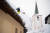 8일(현지시간) 오스트리아 필즈무스에서 한 시민이 지붕위에 올라가 쌓인 눈을 치우고 있다. [epa=연합뉴스]