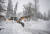지난 7일(현지시간) 독일 바이에른 홀츠키르첸 한 주차장에서 중장비가 쌓인 눈을 치우고 있다. [EPA=연합뉴스]