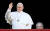 지난해 바티칸에서 성탄절 메시지를 전한 후 손을 흔들고 있는 프란치스코 교황. [로이터=연합뉴스]