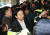 원희룡 제주지사가 8일 오후 제주도청 집무실로 들어가다 제주 제2공항 건설 반대 연좌농성 참석자들의 항의를 받고 있다. [뉴스1]