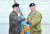 9일 지상작전사령부 창설식에서 에이브럼스 한미연합사령관(오른쪽)이 김운용 사령관에게 군사령부기를 전달하고 있다. [연합뉴스]