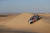 러시아 드라이버 바실예프가 토요타 하이룩스를 몰고 모래 언덕을 넘고 있다. [EPA=연합뉴스]