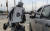 한 시민이 로봇 변신 퍼포먼스를 본 뒤 관람료를 지불하고 있다. [AFP=연합뉴스]