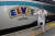 엘비스 프레슬리의 팬이 11일(현지시간) 호주 시드니 중앙역에서축제가 열리는 파크스로 향하는 블루 스웨이드 익스프레스에 탑승하기 전 기념촬영을 하고 있다. [로이터=연합뉴스]
