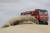 벨라루스 드라이버 알렉세이와 막심이 마츠 트럭을 몰고 모래 언덕을 넘고 있다. [AP=연합뉴스]