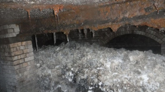 영국 하수관에서 길이 64m 오물덩어리 '팻버그' 발견