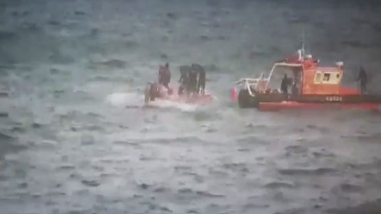 욕지도 인근 갈치잡이 어선 전복…승선 14명 중 12명 구조·2명 실종