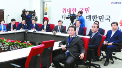 한국당 “반성 안 보여” 바른미래 “셀프 용비어천가”
