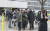 검찰 직원들이 11일 오전 서울중앙지검 입구에서 출입을 통제하고 소지품과 비표를 확인하고 있다. 임현동 기자